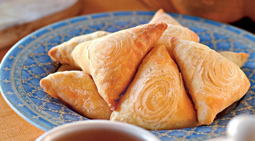 Хрустящая и сочная самса в духовке: рецепты