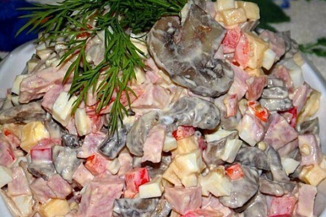 Лёгкий в приготовлении салат с ветчиной, сыром, грибами и огурцом