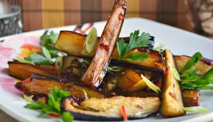Баклажаны жареные с чесноком: рецепты с разными добавками