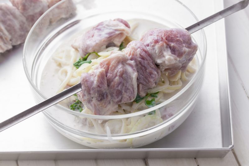 Как мариновать мясо на шашлык в кефире