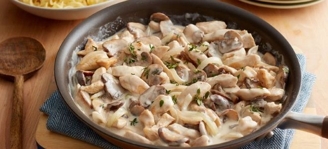Бефстроганов куриный из филе с грибами, сливками и другими добавками