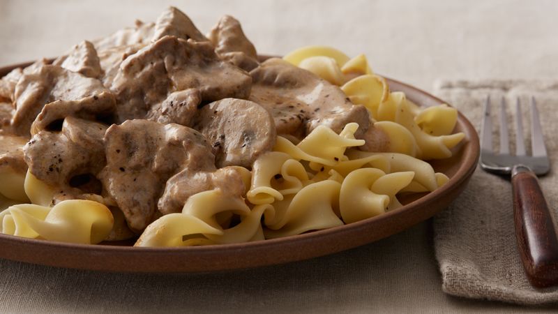 Бефстроганов куриный из филе с грибами, сливками и другими добавками