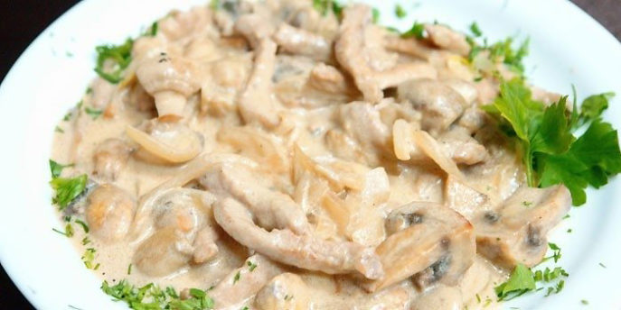 Бефстроганов куриный из филе с грибами, сливками и другими добавками