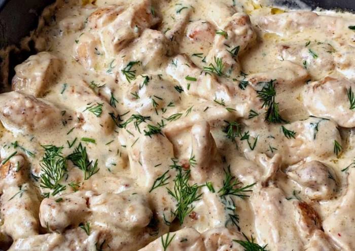 Бефстроганов куриный из филе с грибами, сливками и другими добавками