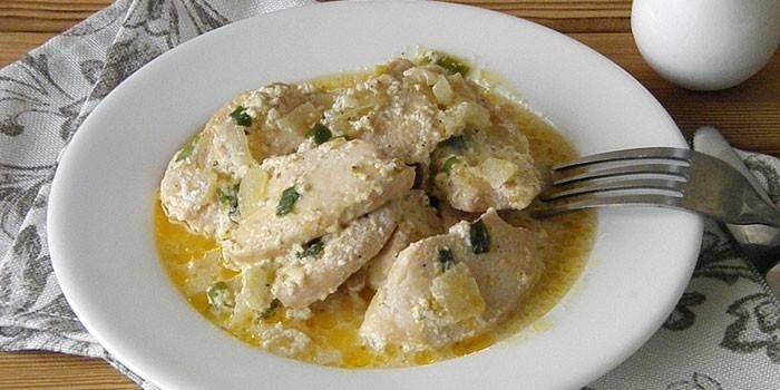Бефстроганов куриный из филе с грибами, сливками и другими добавками