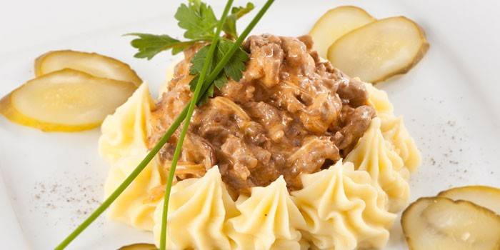 Бефстроганов куриный из филе с грибами, сливками и другими добавками