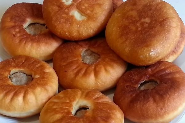 Беляши на кефире — варианты приготовления блюда в сковороде и в духовке