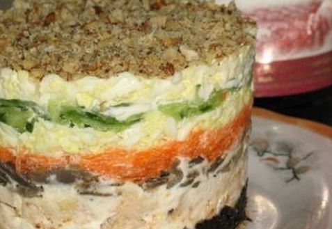 Салат слоями с курицей, грибами, черносливом и орехами