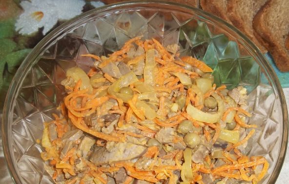 Оригинальный салат с корейской морковью и печенью