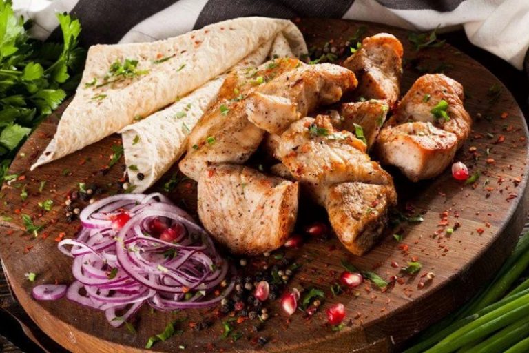 Как приготовить сочный и мягкий шашлык из индейки на мангале или в духовке