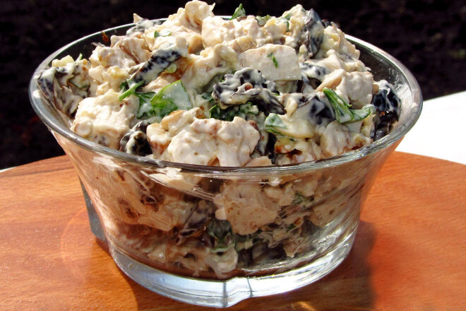 Салат слоями с курицей, грибами, черносливом и орехами