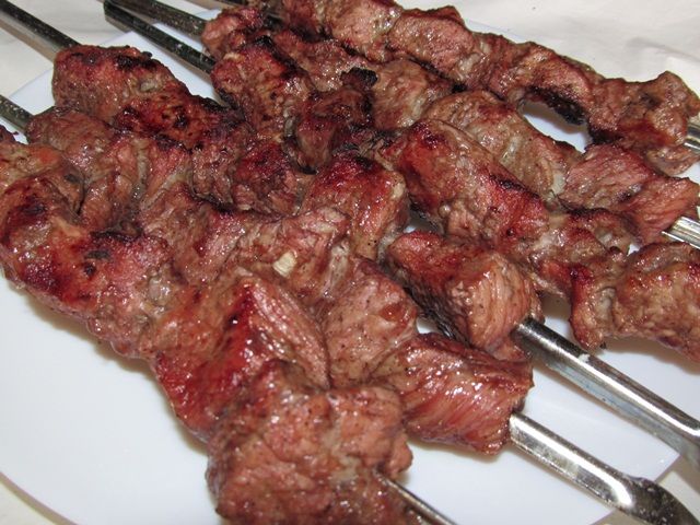 Как замариновать мясо на шашлык в минералке