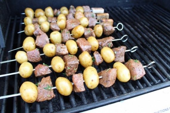 Шашлык из картофеля на мангале: готовим на шампурах или в фольге