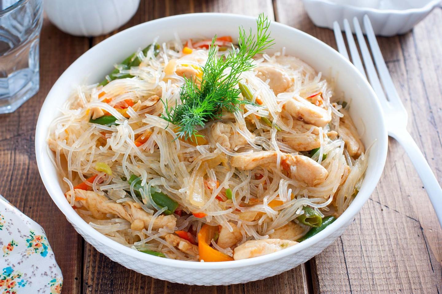 Как приготовить фунчозу с курицей и овощами