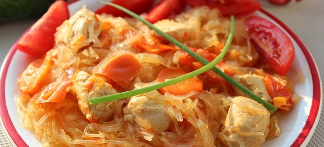 Как приготовить фунчозу с курицей и овощами