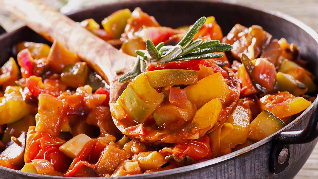 Готовим картофельное рагу на ужин с кабачками, с баклажанами, с мясом