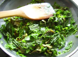Салат из крапивы с яйцом и огурцом