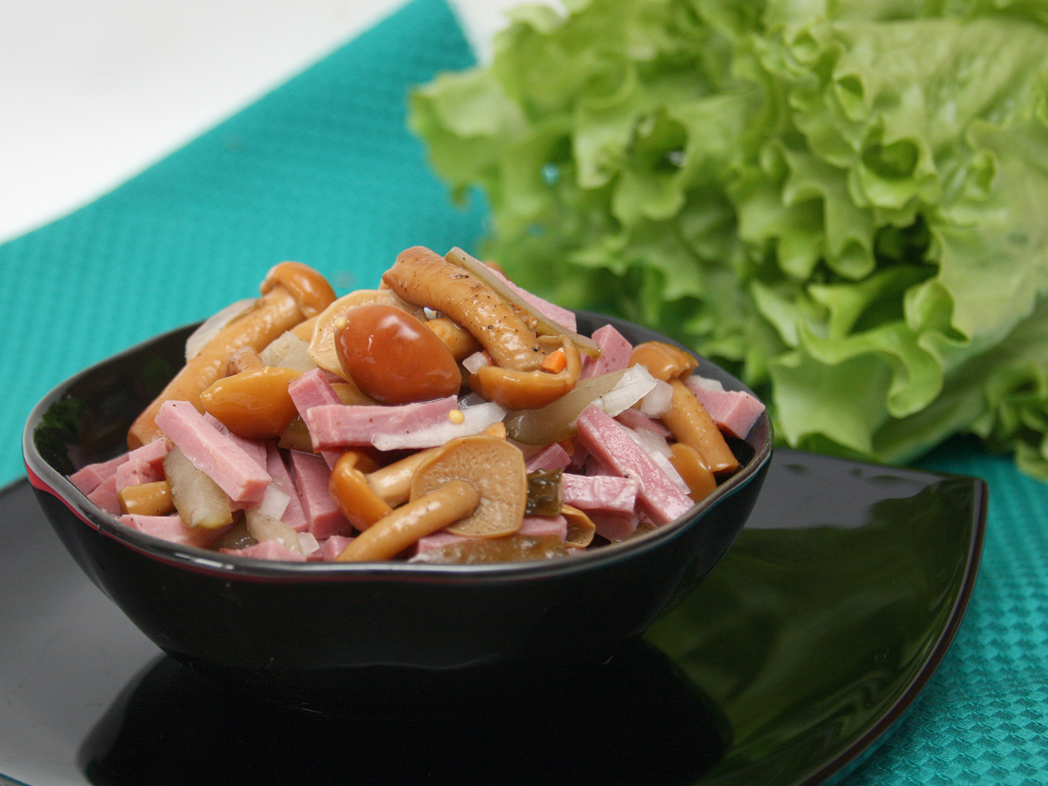 Салат с ветчиной и грибами по самым вкусным рецептам