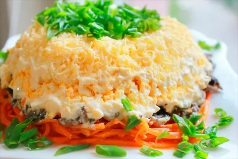 Праздничный салат с куриным филе и морковью по-корейски