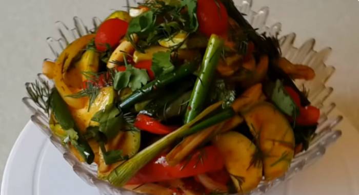 Готовим закусочный салат из кабачков по-корейски