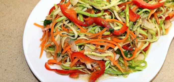 Готовим закусочный салат из кабачков по-корейски
