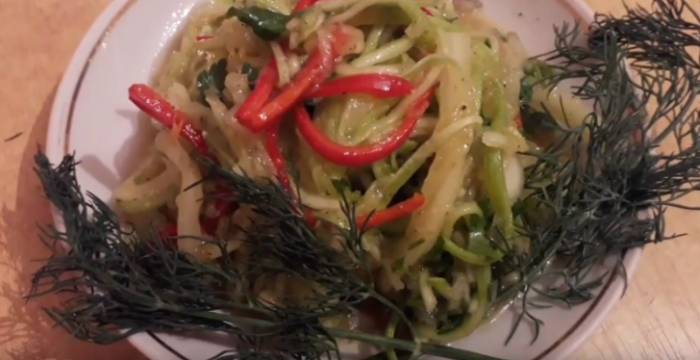 Готовим закусочный салат из кабачков по-корейски