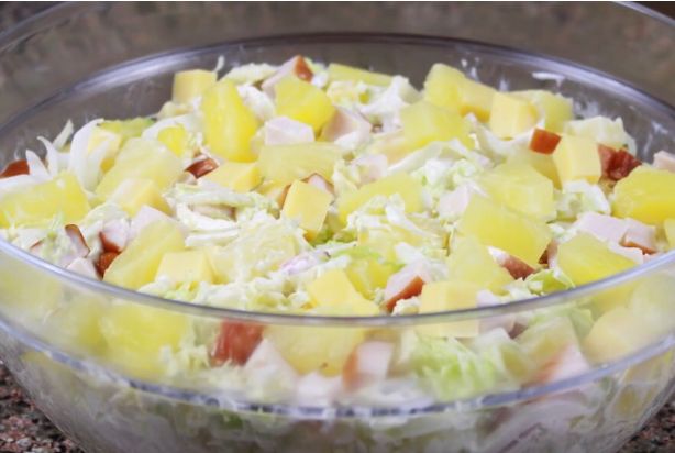 Готовим салат с копченой курицей, кукурузой и ананасом: рецепты с фото