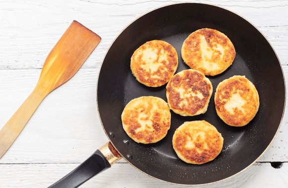 Как быстро и вкусно приготовить сырники из творога с манкой