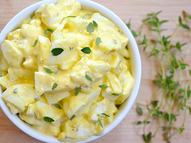 Готовим вкусный салат с кальмарами, яйцом и луком
