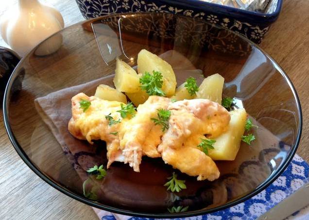 Как вкусно запечь филе курицы в духовке с картошкой