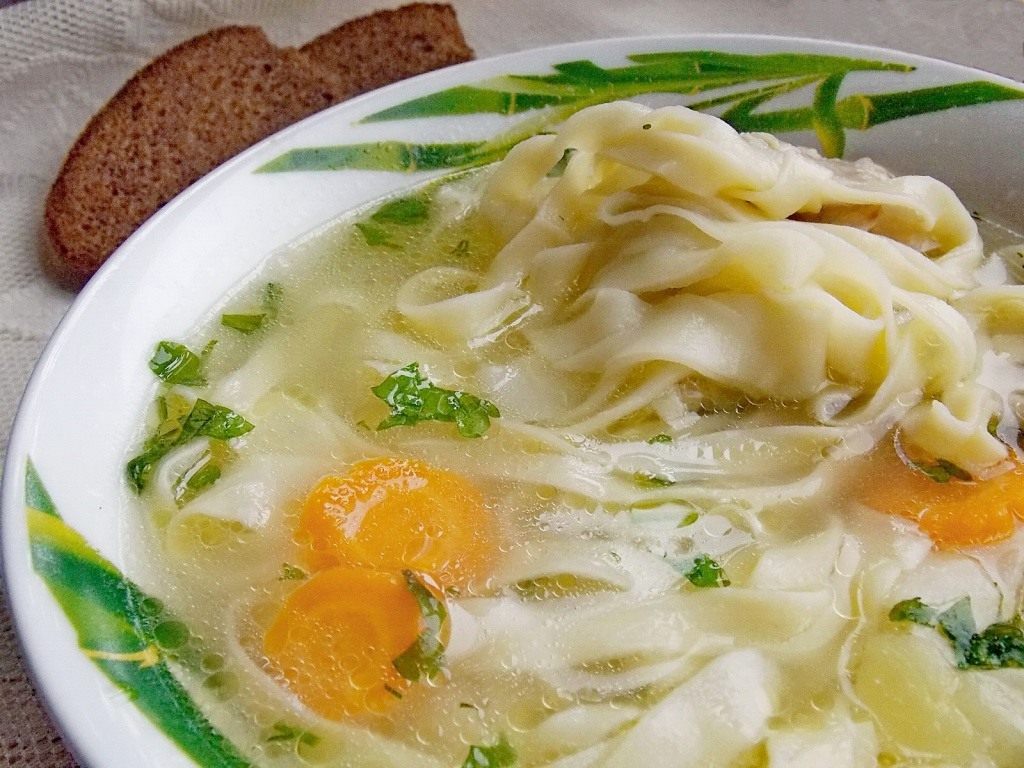Готовим домашний куриный суп с домашней лапшой
