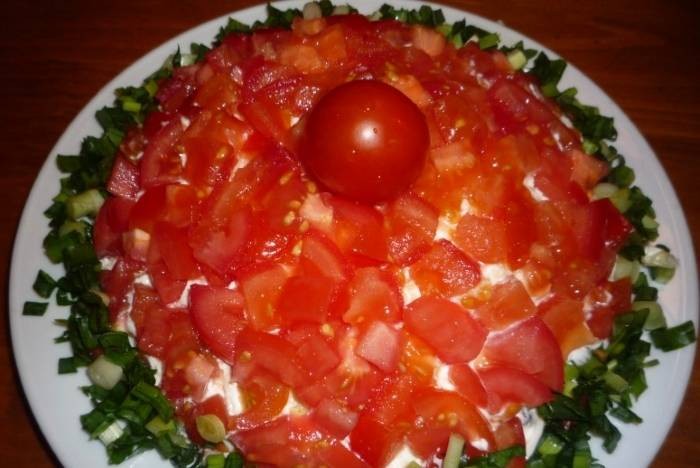 Готовим вкусный салат с куриной грудкой, помидорами и сыром
