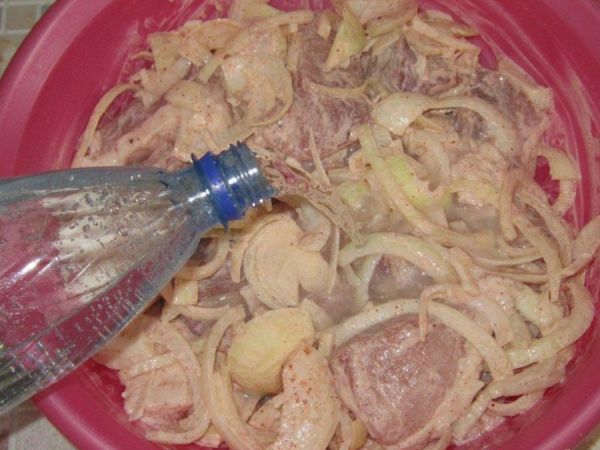 Как замариновать мясо на шашлык в минералке