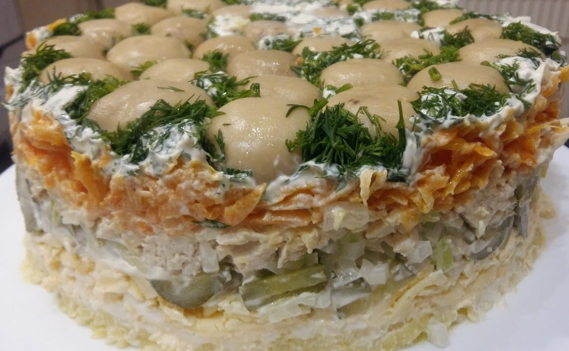 Салат с копченой курицей и маринованными грибами к празднику