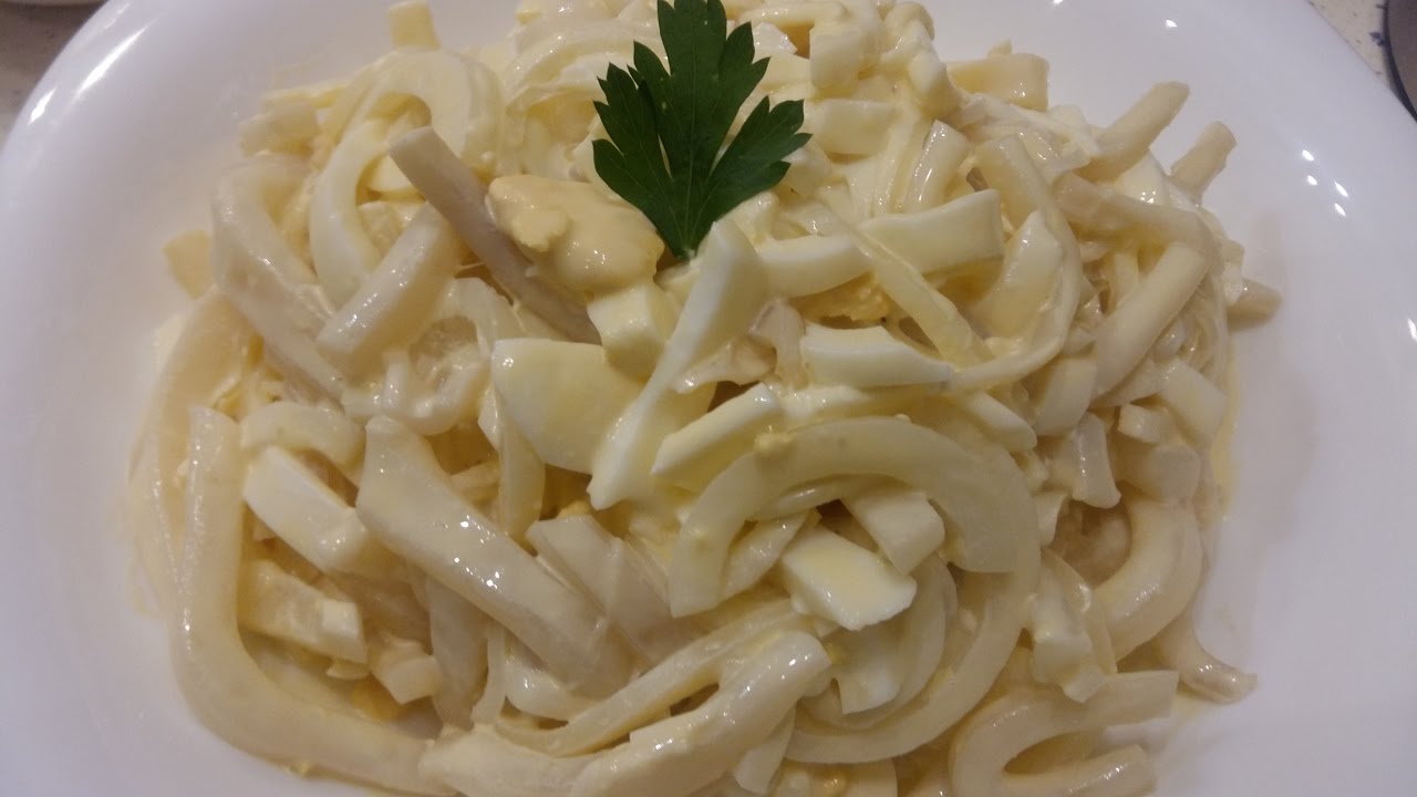 Готовим вкусный салат с кальмарами, яйцом и луком