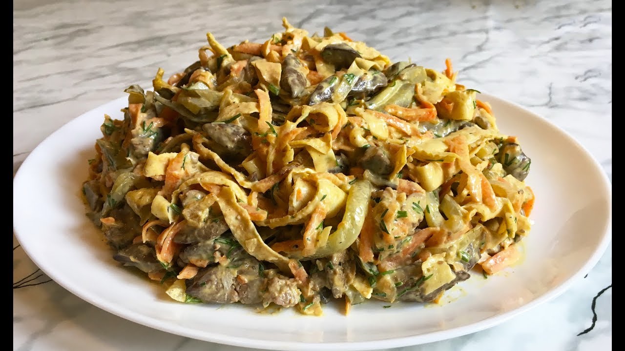 Как приготовить салат итальянский с блинами и копченой курицей