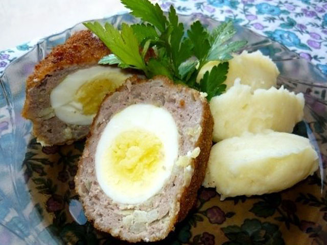 Готовим мясные зразы с различными начинками: яйцо, сыр, сливы, чечевица