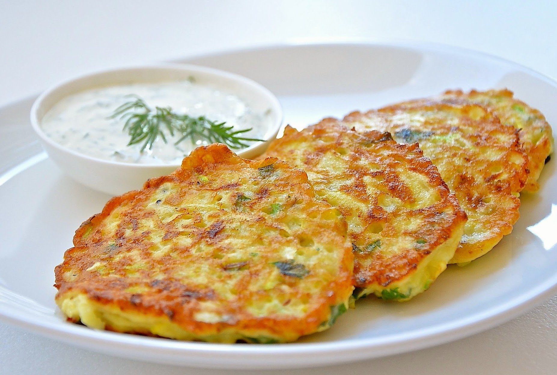 Оладьи на ряженке - проверенные рецепты с разными добавками