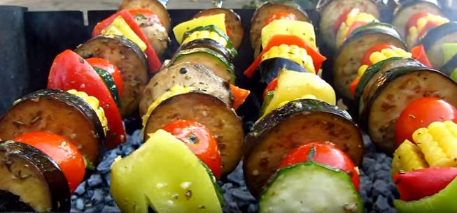 Как замариновать овощи и приготовить овощной шашлык