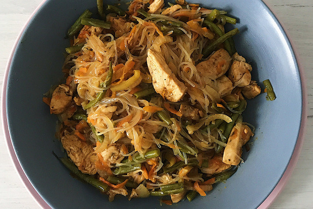 Как приготовить фунчозу с курицей и овощами