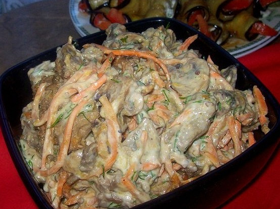 Оригинальный салат с корейской морковью и печенью