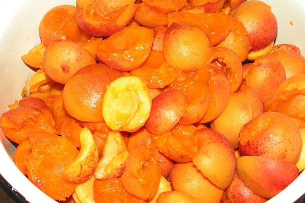 Варенье с абрикосов с лимоном дольками