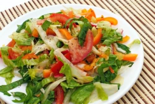 Готовим вкусный салат с куриной грудкой, помидорами и сыром
