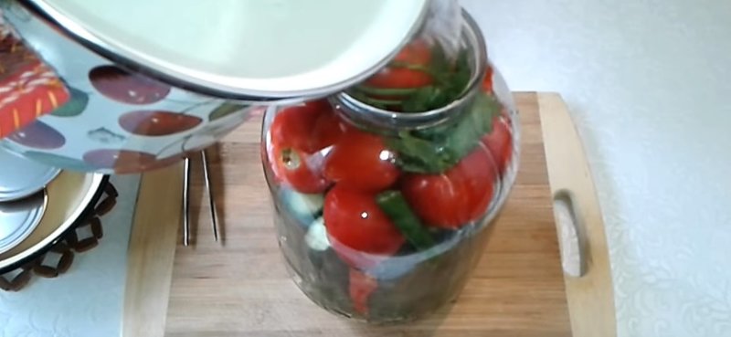 Маринованные огурцы с помидорами