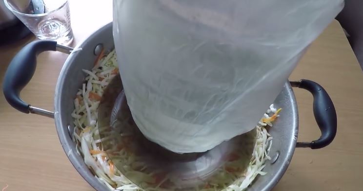Быстрая капуста квашеная кусочками