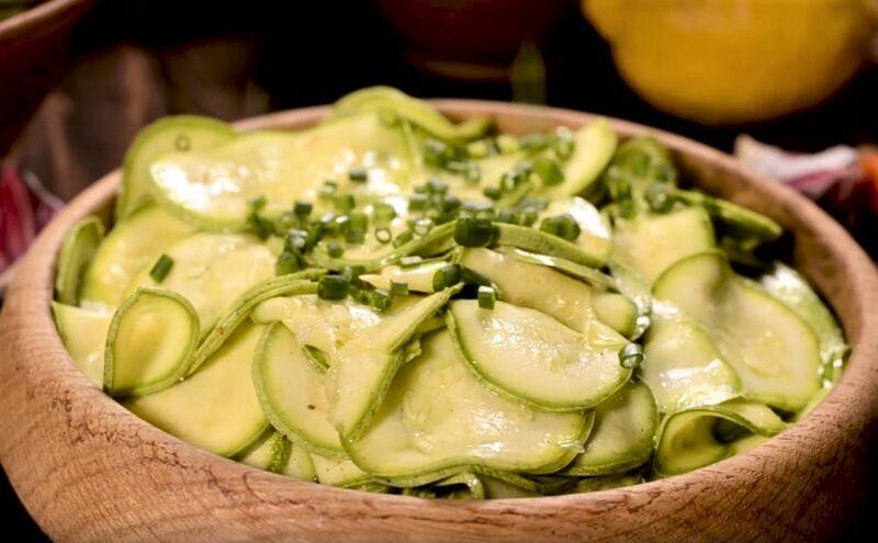 Готовим закусочный салат из кабачков по-корейски