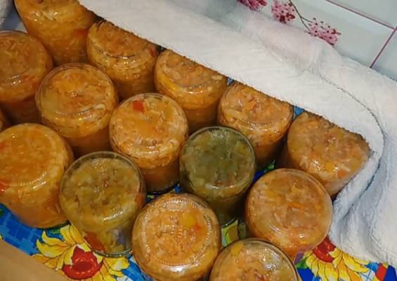 Рассольник из кабачков на зиму в банках со свежими огурцами и помидорами