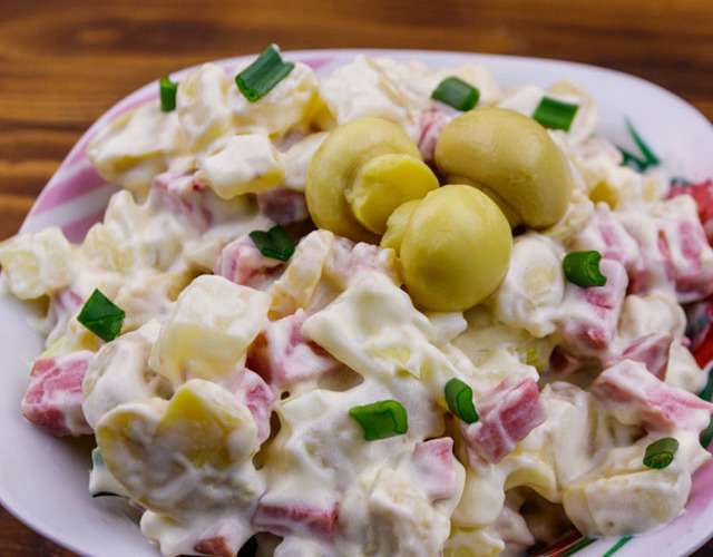 Готовим салат Людмила с ветчиной, грибами и курицей