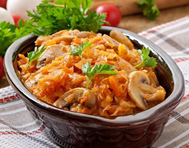 Как приготовить тушеную квашеную капусту по различным рецептам