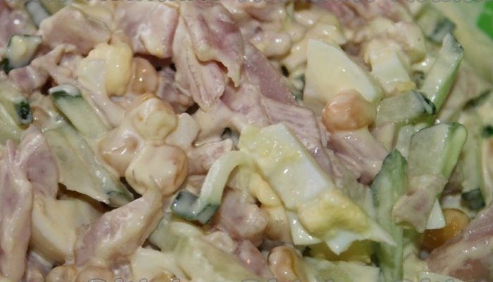Салат с копченой курицей и маринованными грибами к празднику